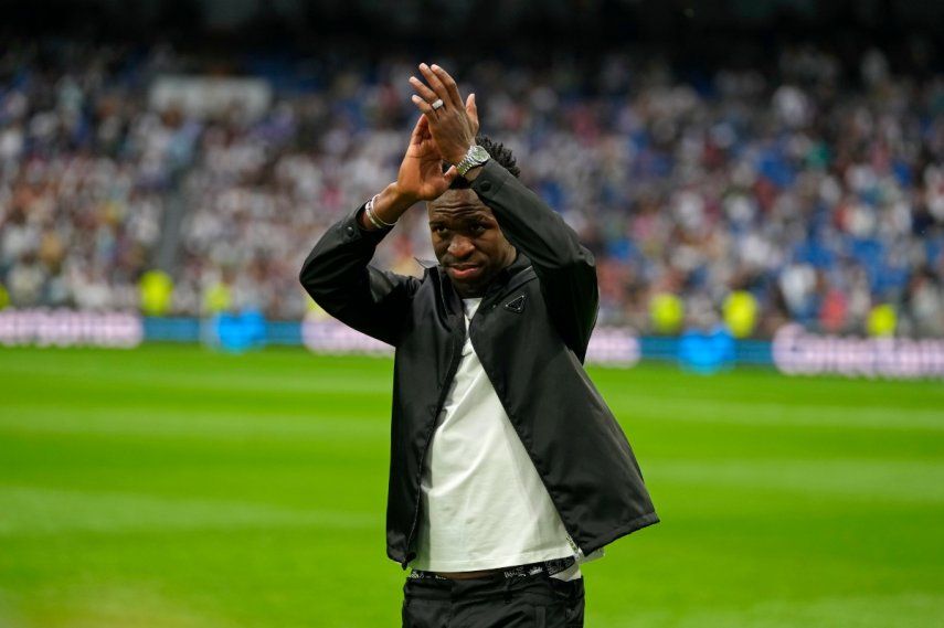 El jugador del Real Madrid, Vinicius Júnior, aplaude a los espectadores antes de un juego de Liga entre su club y el Rayo Vallecano en el estadio Santiago Bernabéu en Madrid, España, el miércoles 24 de mayo de 2023.