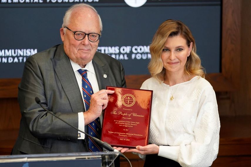 Olena Zelenska, esposa del presidente ucraniano Volodimir Zelenski, recibe el premio Derechos Humanos Disidentes en nombre del pueblo ucraniano por su lucha variente contra Rusia de manos de Edwin Feulner, presidente de la Fundación Homenaje a las Víctimas del Comunismo en el Museo de Víctimas del Comunismo en Washington, martes 19 de julio de 2022.&nbsp;