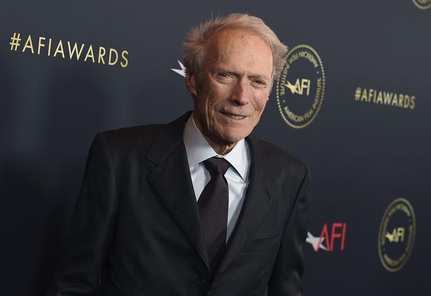 Clint Eastwood llega a los Premios AFI el 3 de enero de 2020 en Los Ángeles. Un emblemático western protagonizado por Eastwood fue doblado al idioma navajo. “A Fistful of Dollars”, o “Béeso Dah Yiníjaa’” en navajo, se proyectará en la reserva o cerca de ella este mes.&nbsp;