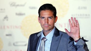En esta foto de archivo tomada el 6 de julio de 2007, el actor estadounidense Jim Caviezel sonríe cuando llega al templo de Venus para una cena de gala que conmemora el 45 aniversario del diseñador italiano de alta costura Valentino en Roma. Caviezel protagoniza el filme Sound of Freedom, un thriller no anunciado sobre el tráfico de niños que superó las expectativas de la industria.