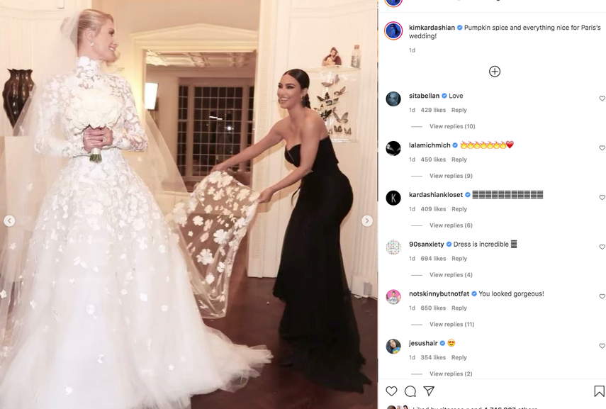 Kim Kardashian arregla la cola del vestido de novia de Paris Hilton.&nbsp;