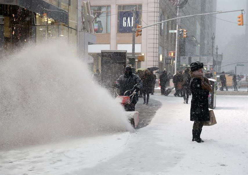 Áreas del noreste de Estados Unidos quedaron bajo estado de emergencia y en la ciudad de Nueva York fue prohibido el tráfico de vehículos por una de las tormentas de nieve más graves en la reciente historia del país. (Foto: EFE)