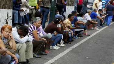 Venezuela atraviesa una severa crisis económica desde el año pasado, lo que obliga a sus ciudadanos a realizar largas colas para conseguir alimentos.&nbsp;