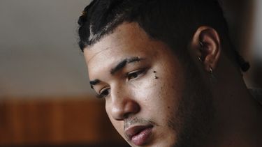 El cantante y compositor panameño de música urbana Humberto Ceballos Boza, más conocido como Boza, posa en un hotel en la Ciudad de México el viernes 15 de octubre de 2021. Boza está nominado al Latin Grammy al mejor nuevo artista. Los premios se entregan el 18 de noviembre en Las Vegas.