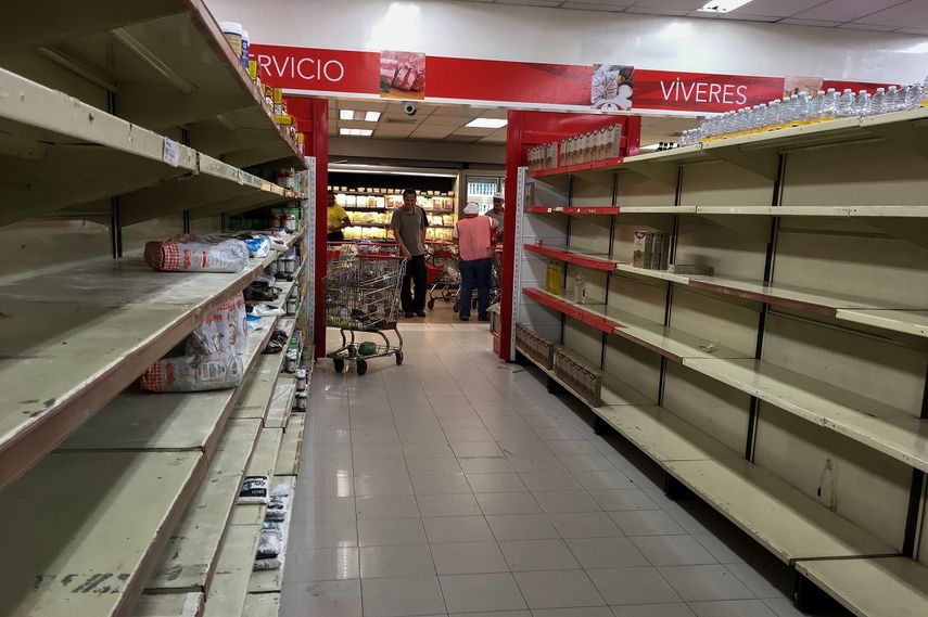 Crisis de abastecimiento de alimentos en un supermercado en la ciudad de Caracas, Venezuela. Enero de 2018.