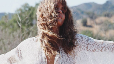 La actriz Halle Berry posa para celebrar su cumpleaños número 50&nbsp;