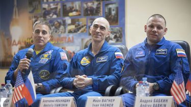 En esta imagen, distribuida por Roscosmos, (de izquierda a derecha) el astronauta estadounidense Chris Cassidy, y los cosmonautas rusos Anatoly Ivanishin e Ivan Vagner, miembros de la pr&oacute;xima tripulaci&oacute;n de la Estaci&oacute;n Espacial Internacional, durante una conferencia de prensa en el cosm&oacute;dromo de Baikonur, en Kazajist&aacute;n, el 8 de abril de 2020.&nbsp;