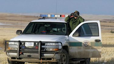Un agente de la Patrulla Fronteriza vigila la frontera entre EEUU y México.