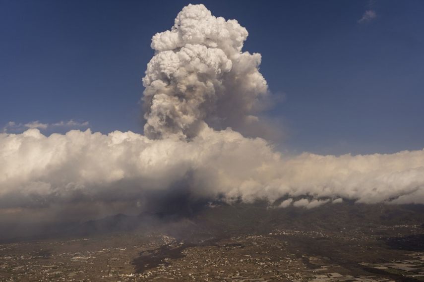 La lava de la erupción de un volcán fluye en la isla de La Palma en Canarias, el 23 de septiembre de 2021.