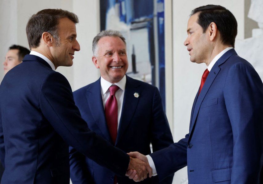 El presidente de Francia, Emmanuel Macron (izquierda), estrecha la mano del secretario de Estado de Estados Unidos, Marco Rubio (derecha), junto al enviado especial de Estados Unidos, Steve Witkoff, antes de una reunión en el palacio presidencial del Elíseo en París el 17 de abril de 2025.