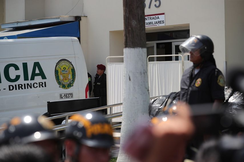 Vista del vehículo que transporta el cuerpo del expresidente peruano Alan García desde el hospital Casimiro Ulloa, en Lima, Perú.&nbsp;