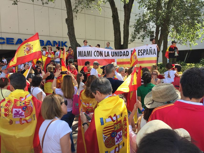 Bajo el lema central&nbsp;Miami, con la unidad de España&nbsp;y los cánticos yo soy español, español, español y queremos la unidad&nbsp; hombres, mujeres y niños mostraban los colores rojo, amarillo y rojo de la insignia española.
