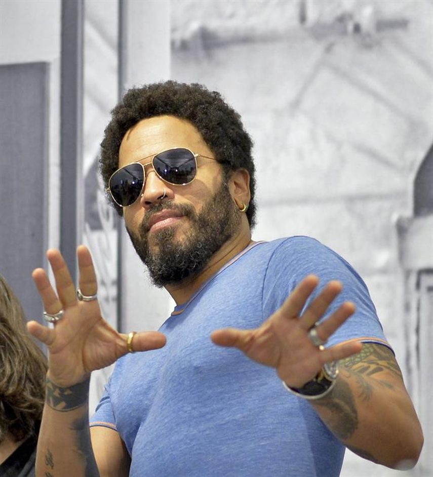 El músico estadounidense Lenny Kravitz posa para los fotógrafos durante la presentación de la exposición Flash. (EFE).