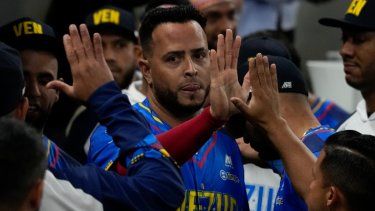 Carlos Rivero, pelotero de cuadro de los Leones del Caracas, es felicitado por sus compañeros luego de anotar ante los Federales de Chiriquí, en la Serie del Caribe, el jueves 2 de febrero de 2023.