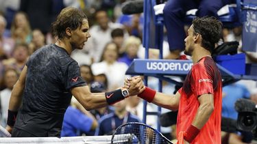 Fabio Fognini de Italia saluda a Rafael Nadal de Spainluedo de elimarlo del U.S. Open. (Reuters)