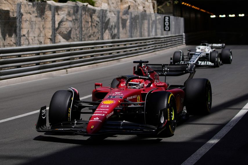 El piloto monegasco Charles Leclerc, de Ferrari, conduce en la primera sesión de práctica para el Gran Premio de Mónaco, el viernes 27 de mayo de 2022.&nbsp;