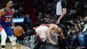 Gabe Vincent, del Heat de Miami, cae tras recibir una falta de Spencer Dinwiddie, de los Wizards de Washington, se pierde varios juegos de la NBA por lesión