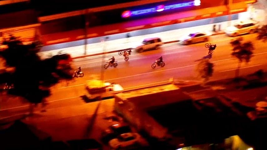 Pasadas las siete de la noche del lunes, aún se mantenía la circulación de los motociclistas en las calles de Miami.