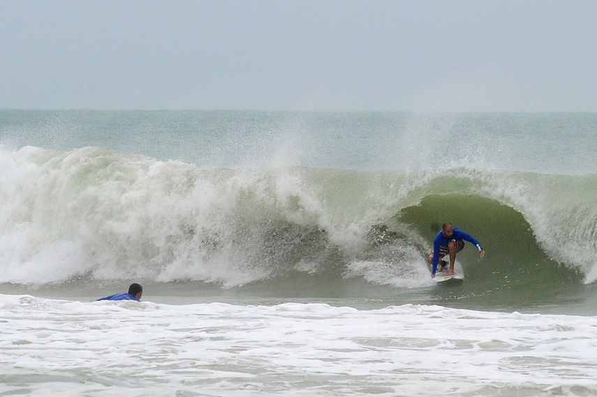 Este jueves, varios bañistas aprovecharon las olas que trajo Matthew para practicar surf en Miami Beach.