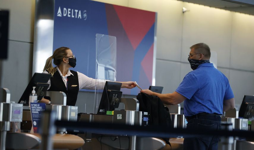 Delta Airlines entrega a un pasajero un pase de abordaje en la terminal principal del Aeropuerto Internacional de Denver.&nbsp; &nbsp;