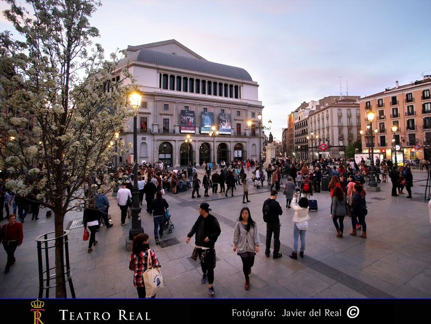 Fachada del Teatro Real de la plaza de Ópera. Gira Authetic Flamenco se presenta en varias ciudades de EEUU.