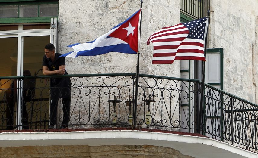 Las banderas de Cuba y EEUU ondean en un balcón de La Habana, una imagen que era imposible imaginar antes del deshielo de las relaciones entre los dos países.