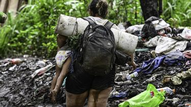 Migrantes venezolanos llegan a la aldea de Canaan Membrillo, el primer control fronterizo de la provincia de Darién en Panamá, el 13 de octubre de 2022. El viaje clandestino por el Tapón de Darién suele durar cinco o seis días a merced de todo tipo de mal tiempo: serpientes, pantanos y narcotraficantes que utilizan estas rutas para llevar cocaína a Centroamérica.