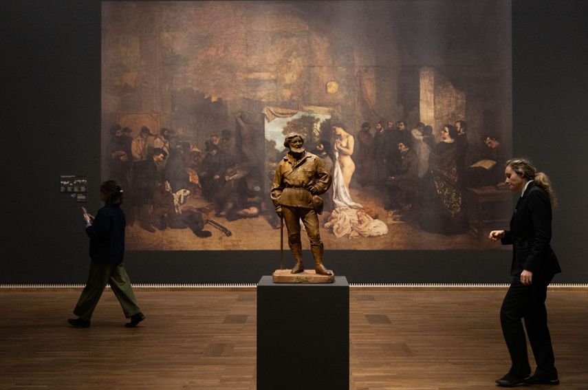 Una estatua del pintor francés Gustave Courbet realizada por el artista Louis-Joseph Leboeuf se exhibe durante la inauguración de la primera exposición individual dedicada a Gustave Courbet (1819-1877) en el Museo Leopold de Viena, Austria, el 18 de febrero de 2026.
