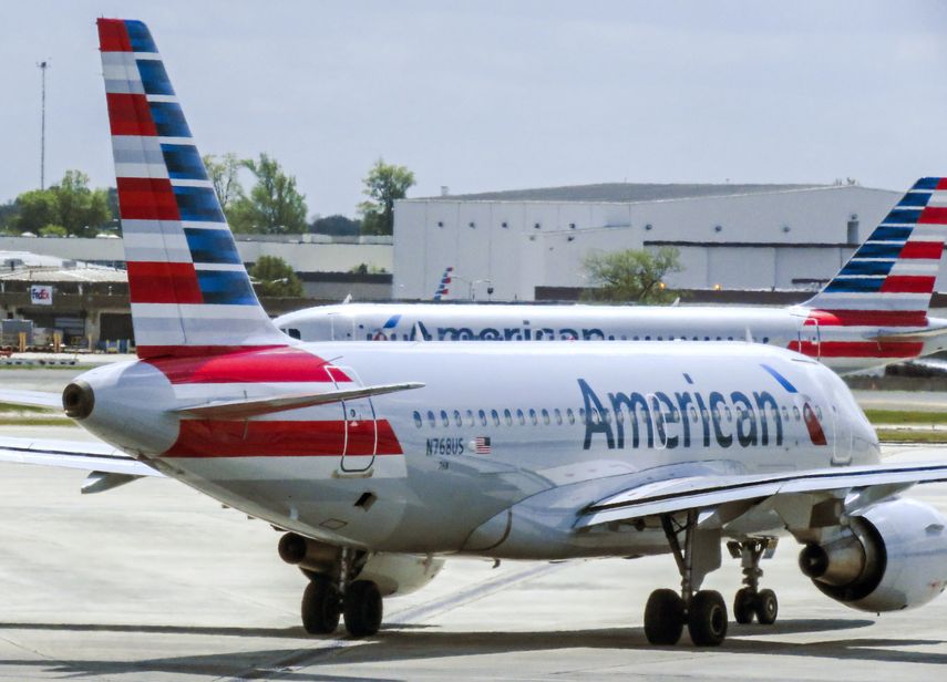 Imagen de archivo que muestra a varios aviones de la aerolínea estadounidense American Airlines (AA) en el aeropuerto internacional Charlotte Doulgas de Charlotte, Carolina del Norte (Estados Unidos).&nbsp;