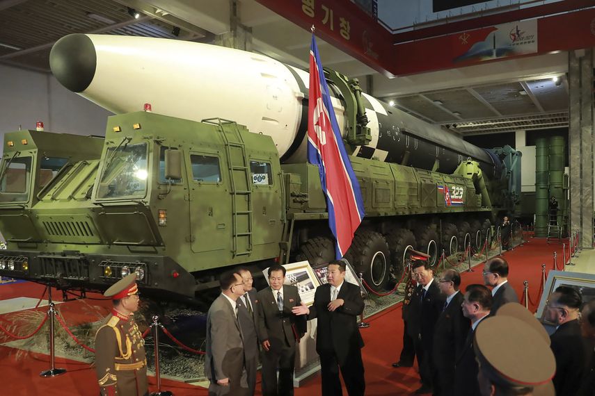 En esta imagen de archivo, distribuida por el gobierno de Corea del Norte, el líder norcoreano, Kim Jong Un (centro), habla delante de lo que, según el país, es un misil balístico intercontinental, en una muestra de armas en Pyongyang, Corea del Norte, el 11 de octubre de 2021.&nbsp;