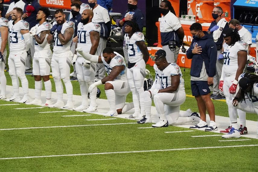 Jugadores de los Titans de Tennessee cuando se entona el himno nacional previo al partido de la NFL contra los Vikings de Minnesota, el domingo 27 de septiembre de 2020, en Minneapolis. 