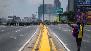 Un hombre camina hacia las fuerzas de seguridad durante una manifestación el pasado 10 de abril de 2017, en Caracas (Venezuela).&nbsp;