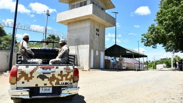 Vista del puesto de control del ejército dominicano en el muro fronterizo entre República Dominicana y Haití, en Pedernales, República Dominicana, el 19 de septiembre de 2025. (Foto por Danny Polaco / AFP)