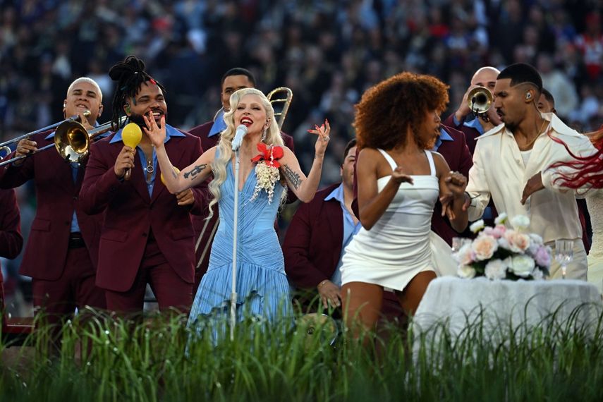 Lady Gaga actúa en el medio tiempo del Super Bowl.