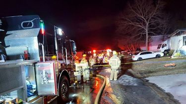 Momentos en que bomberos tratan de sofocar el incendio en el que murieron tres menores de edad y una mujer este sábado en Snellville.