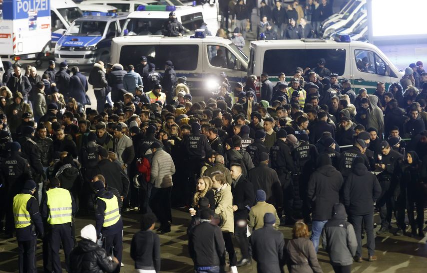 Los policías alemanes revisan a las personas que ingresan desde el norte de África frente a la estación central de Colonia, Alemania, el 31 de diciembre de 2016.&nbsp;