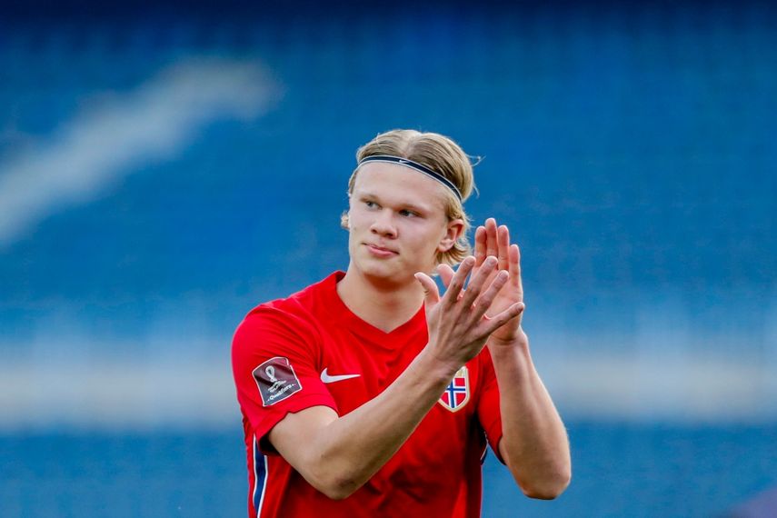 El noruego Erling Haaland hace gestos durante un partido de fútbol de clasificación del Grupo G para la Copa Mundial 2022