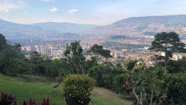 La ciudad de Medell&iacute;n, una metr&oacute;polis que descansa en el fondo del Valle de la Aburr&aacute;, en el departamento de Antioquia, Colombia.