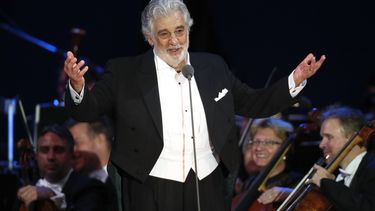 En esta foto del 28 de agosto de 2019, el astro de la &oacute;pera Pl&aacute;cido Domingo saluda al p&uacute;blico al final de un concierto en Szeged, Hungr&iacute;a.