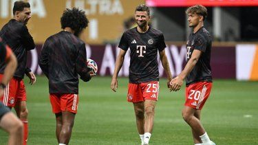 El delantero alemán #25 del Bayern Múnich, Thomas Mueller (2.º por la derecha), sonríe durante un calentamiento antes del partido de cuartos de final de la Copa Mundial de Clubes de la FIFA 2025 entre el París Saint-Germain de Francia y el Bayern Múnich de Alemania en el Mercedes-Benz Stadium en Atlanta el 5 de julio de 2025.
