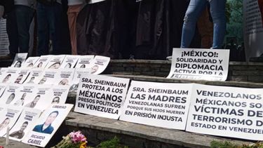 Señora Sheinbaum, las madres venezolanas sufren porque sus hijos mueren en prisión injusta, indicaron los manifestantes del Comité por la Libertad de los Presos Políticos durante protesta en la embajada de México, el 6 de mayo.