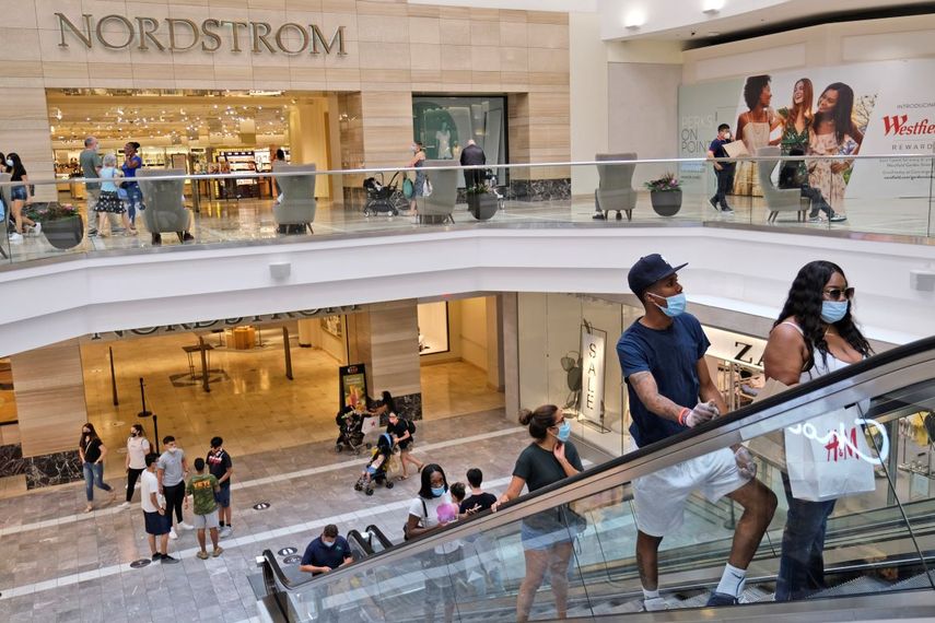 En esta foto del lunes, 29 de junio del 2020, personas visitan el centro comercial Garden State Plaza en Paramus, Nueva Jersey. La confianza del consumidor estadounidense subi&oacute; en junio, reflejando la reapertura parcial del pa&iacute;s, pero existe la preocupaci&oacute;n de que el incremento de casos de coronavirus en muchos estados ponga en peligro futuras ganancias.&nbsp;