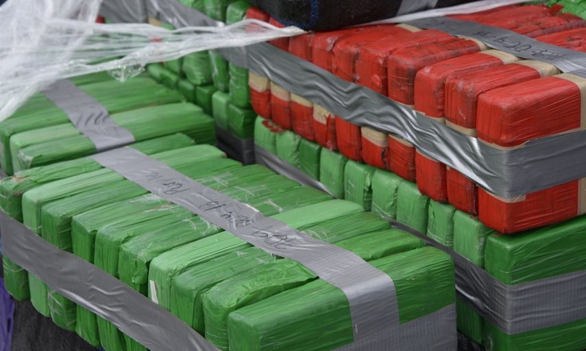 Imagen de junio de 2018 de varios paquetes de droga decomisados por la Guardia Costera de EEUU.