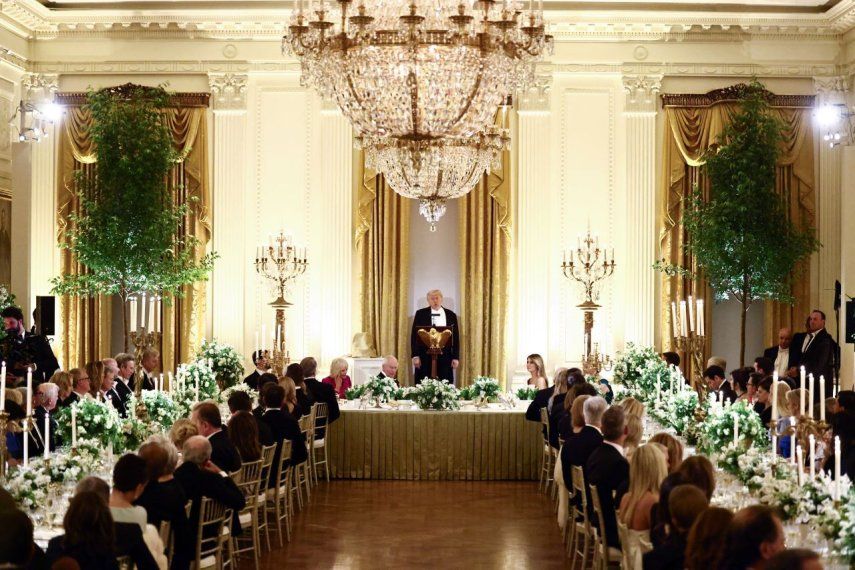 El presidente estadounidense Donald Trump habla mientras recibe al rey Carlos III y a la reina Camila de Gran Bretaña durante una cena de Estado en el Salón Este de la Casa Blanca en Washington, DC, el 28 de abril de 2026.