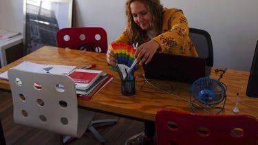 Alessia Injoque, presidenta de Iguales, una organizaci&oacute;n que apoya que el matrimonio igualitario sea legal, acomoda un abanico con la bandera de arco&iacute;ris mientras est&aacute; en su oficina para una entrevista en Santiago de Chile el mi&eacute;rcoles 15 de enero de 2020.