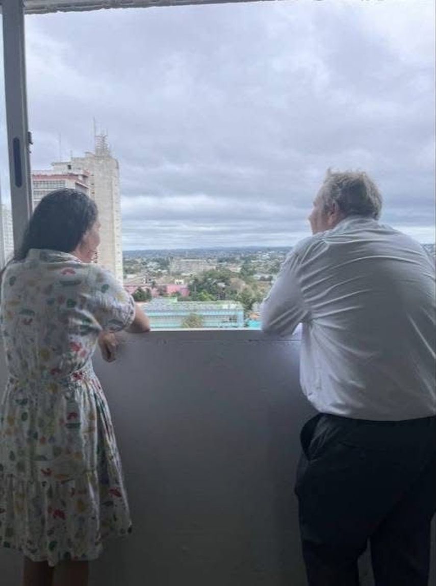 Mike Hammer junto a Yoani Sánchez en la redacción de 14ymedio.&nbsp;