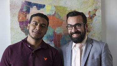 Michael Navas G&oacute;mez (izq) posa con su abogado Joshua Greer en su despacho de Los &Aacute;ngeles el 6 de enero del 2020. El hecho de que cont&oacute; con un abogado ayud&oacute; a Navas G&oacute;mez, quien es nicarag&uuml;ense, a conseguir asilo pol&iacute;tico en tribunales de inmigraci&oacute;n atiborrados, con jueces desbordados por la cantidad de casos que deben atender.&nbsp;