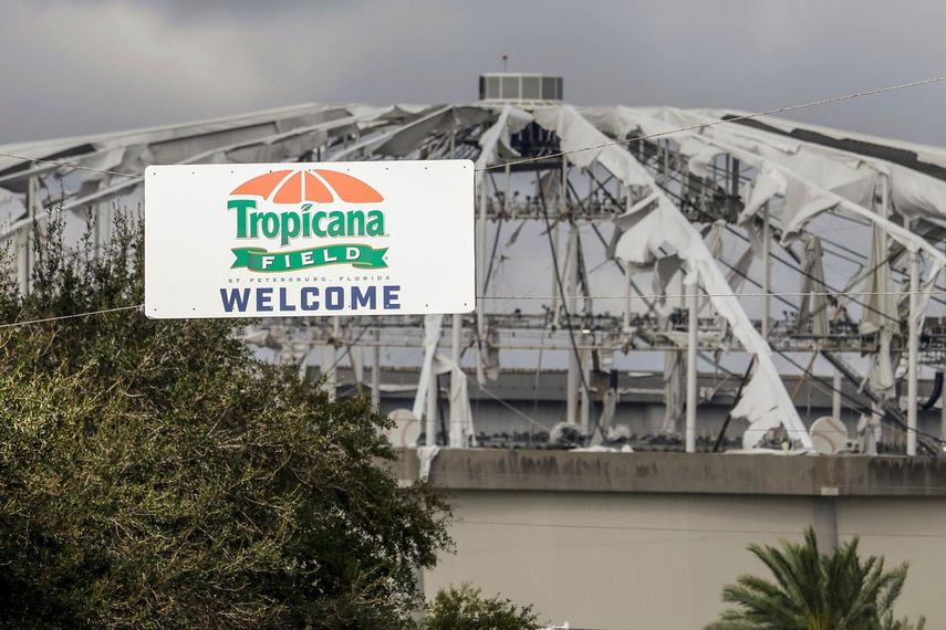 Señalización en la entrada del estacionamiento del estadio Tropicana Field, donde el techo se arrancó durante el huracán Milton el jueves 10 de octubre de 2024, en San Petersburgo, Florida. 