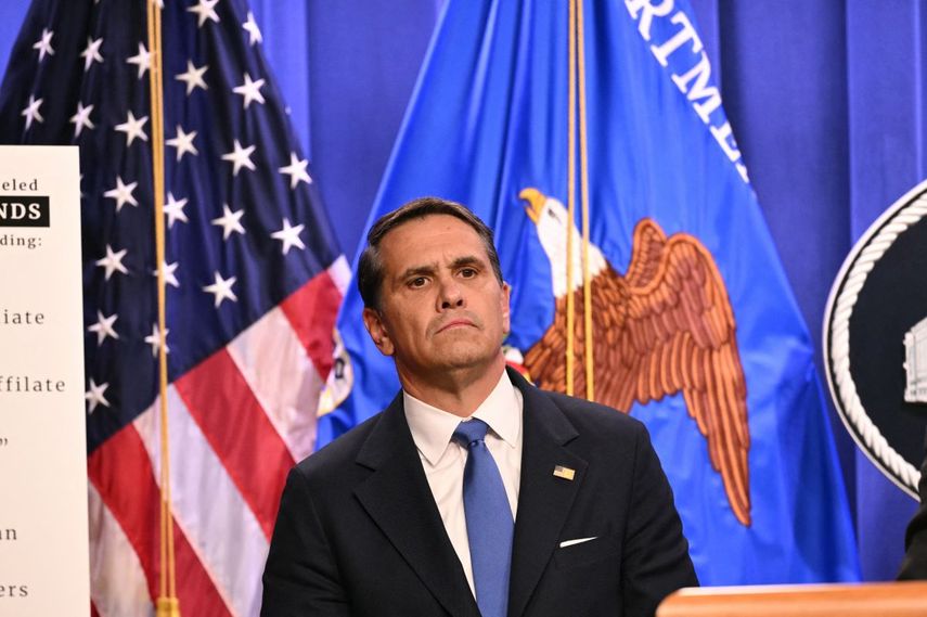 El fiscal general interino de Estados Unidos, Todd Blanche, habla durante una conferencia de prensa en el Departamento de Justicia en Washington, D.C., el 21 de abril de 2026. El Departamento de Justicia anunció el 21 de abril la acusación formal contra una destacada organización estadounidense de derechos civiles por el uso de fondos de donantes para pagar a informantes confidenciales en grupos extremistas.&nbsp;