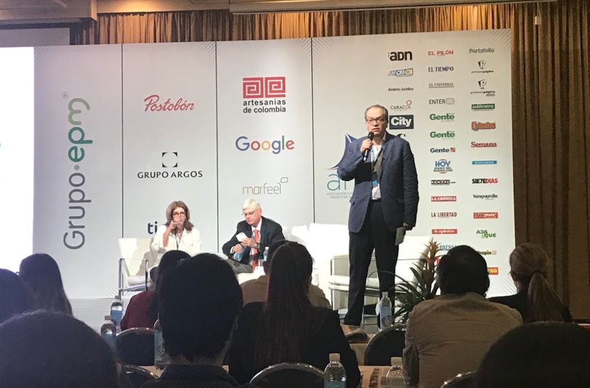 Fernando Carrillo, procurador general de Colombia, interviene en la reunión de medio año de la SIP, en Medellín.